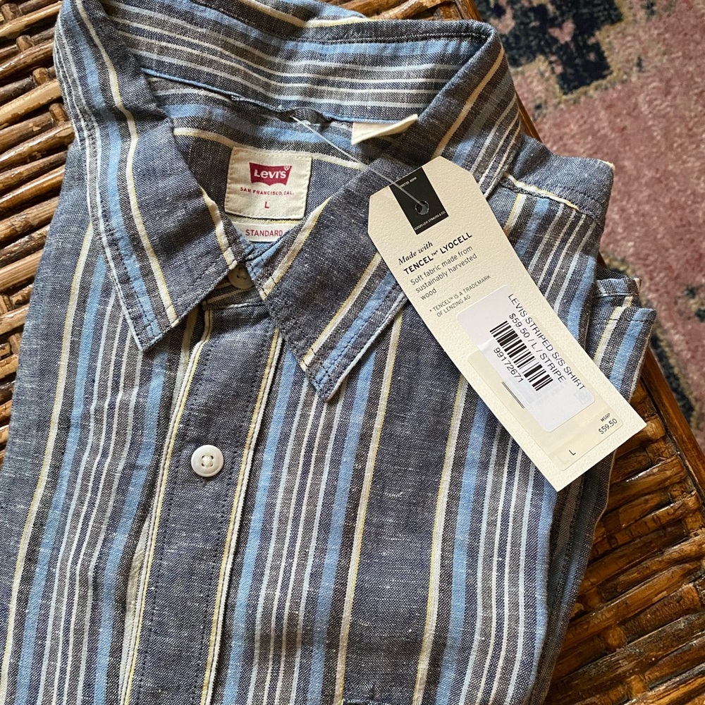 NWT Levi’s Chambray Stripe Short Sleeve Button Down Shirt